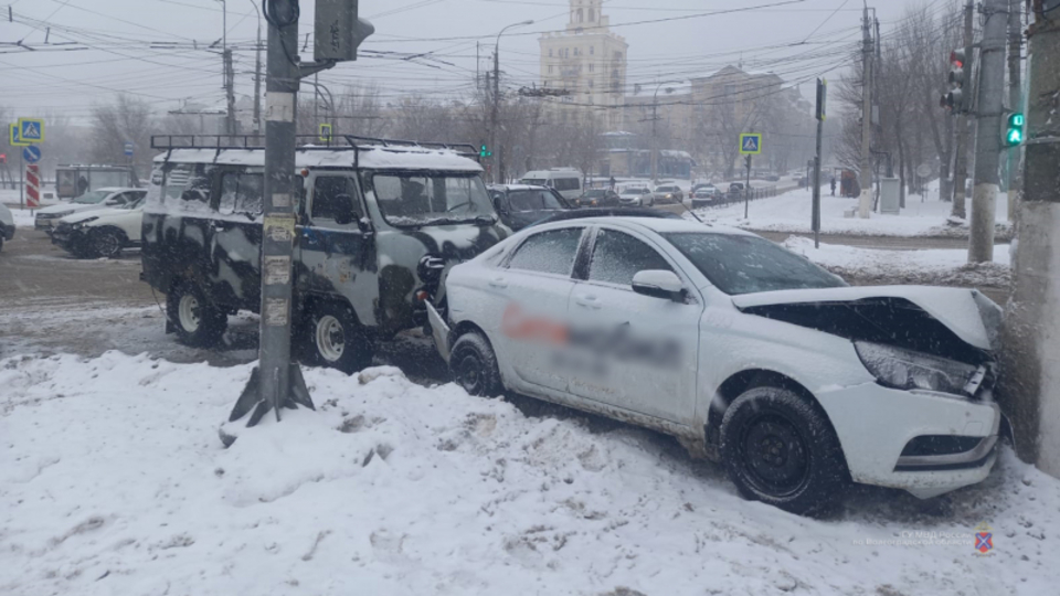 Пассажирка такси пострадала в ДТП с УАЗом и Infiniti в Волгограде
